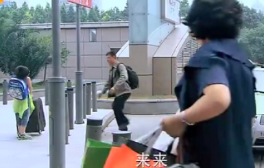 金花和她的女婿抢出租车